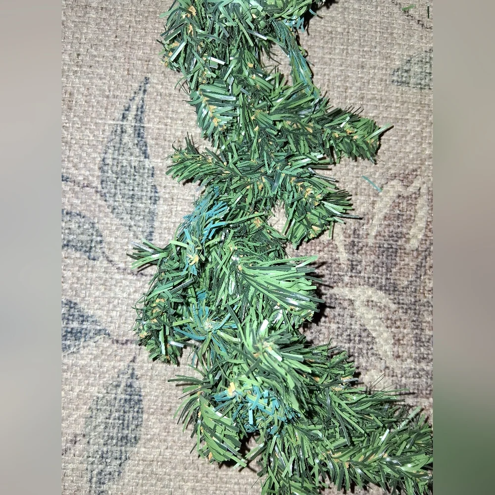 Unlit Indoor/Outdoor Christmas/Holiday Garland Greenery 60ft